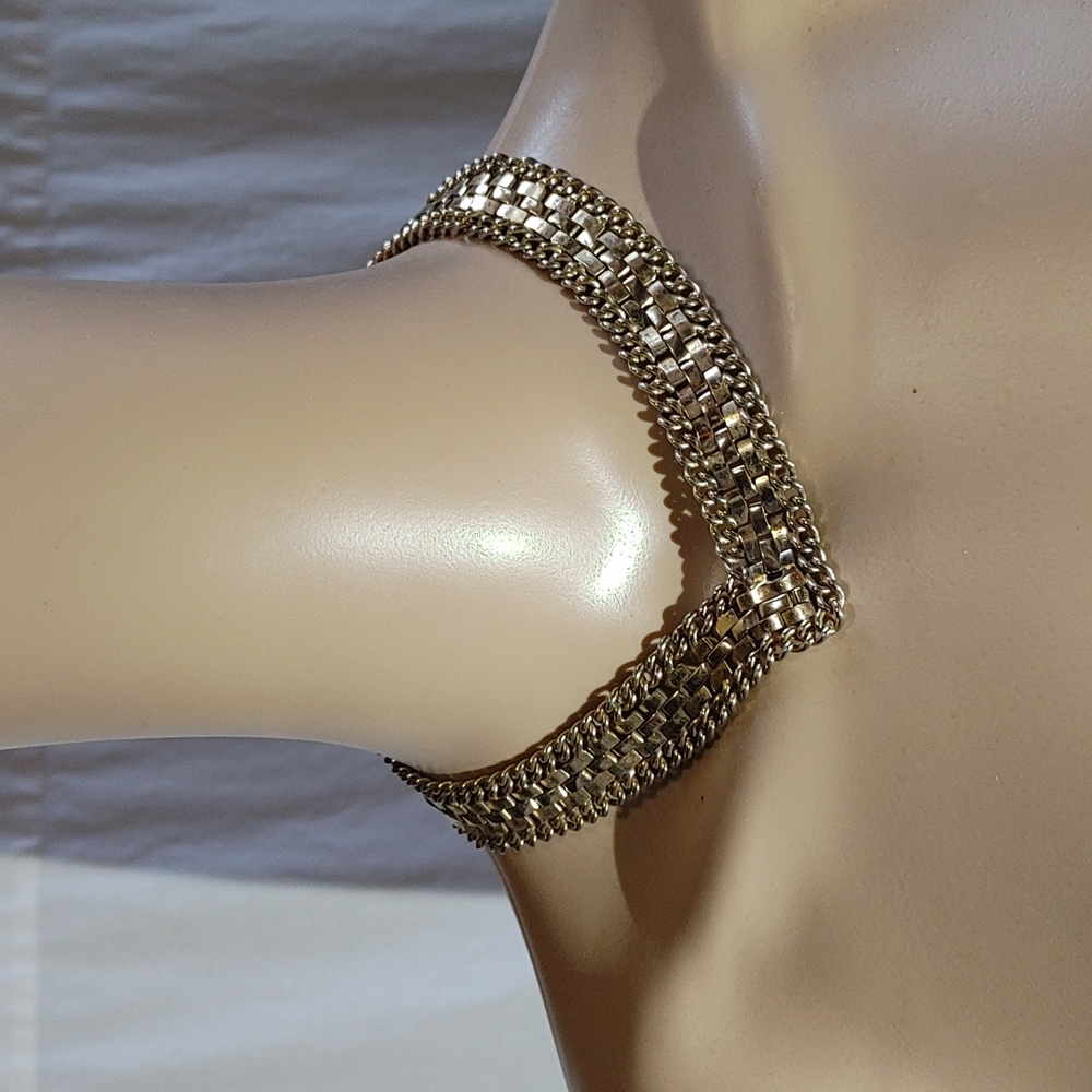 CHOKER AUM